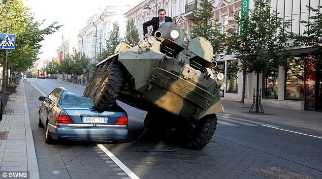 Thị trưởng Vilnius trên xe bọc thép cán bẹp xe đỗ sai làn đường (Ảnh: Swing.com)