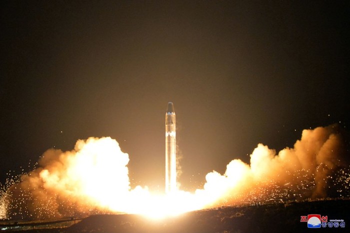 Tên lửa Hawsong-15 của Triều Tiên phóng thử hôm 29/11 (Ảnh: AP)