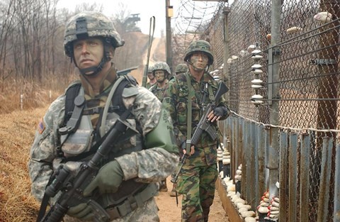 Binh sĩ Mỹ và Hàn Quốc tuần tra ở khu vực biên giới với Triều Tiên (Ảnh: AP)