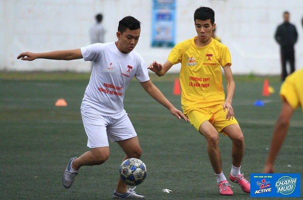 Pha tranh bóng quyết liệt giữa cầu thủ hai đội Trung học phổ thông Nguyễn Thị Minh Khai và Trung học phổ thông Lê Văn Thiêm