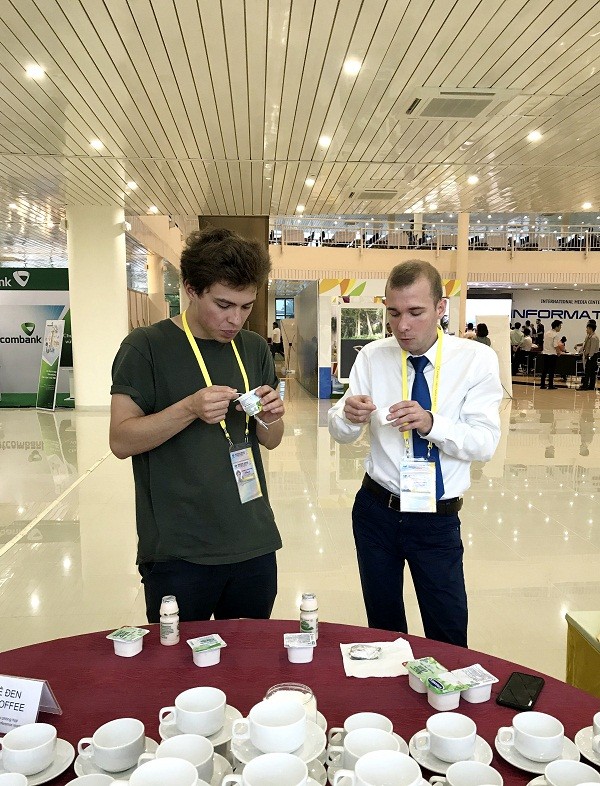 Phóng viên báo chí quốc tế hào hứng thưởng thức sản phẩm sữa chua Vinamilk.