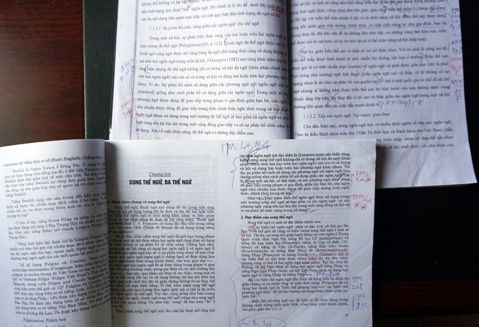 Sách của Giáo sư Tiến sĩ Nguyễn Văn Khang (ở dưới) bị Tiến sĩ Trần Phương Nguyên sao chép thành luận văn (ở trên).