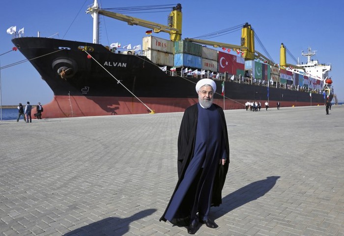 Tổng thống Iran Hassan Rouhani thị sát một bến cảng (Ảnh: AP)