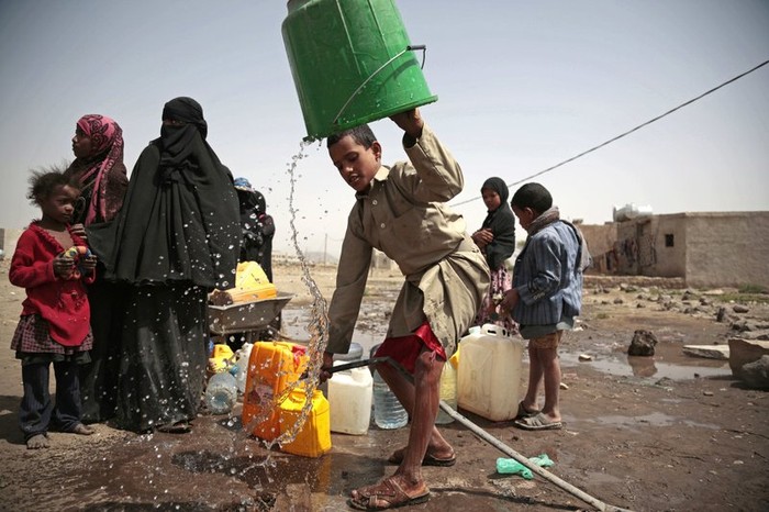 Tình trạng thiếu nước sạch và nước bị ô nhiễm ở Yemen (Ảnh: AP)