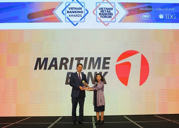 Ông Huỳnh Bửu Quang – Tổng giám đốc Maritime Bank nhận giải thưởng từ bà Lê Thị Kim Xuân – Trưởng đại diện phía Nam của Hiệp hội Ngân hàng Việt Nam