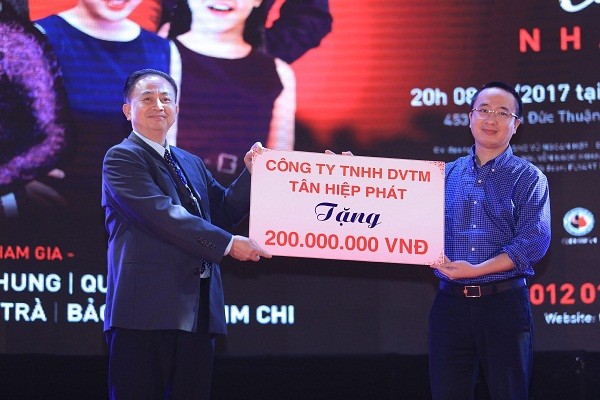 Ông Nguyễn Phan Huy Khôi, Giám đốc Đối ngoại Tập đoàn Tân Hiệp Phát trao bảng tượng trưng số tiền 200 triệu cho đại diện Ban tổ chức.