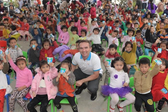“Sự phát triển tầm vóc của người Việt trong tương lai phải bắt đầu từ việc dinh dưỡng hợp lý và vận động thể lực cho trẻ nhỏ trong hôm nay” – Ông Arnoud van den Berg, Tổng giám đốc FrieslandCampina Việt Nam chia sẻ.