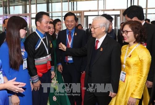 Tổng Bí thư Nguyễn Phú Trọng trò chuyện với các đại biểu. Ảnh: TTXVN