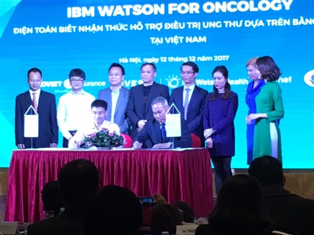 Lễ kí kết hợp tác và triển khai công nghệ IBM Watson for Oncology nhằm hỗ trợ các bác sĩ đưa ra các lựa chọn phác đồ điều trị ung thư dựa trên bằng chứng giữa đại diện Công ty Five9 của Việt Nam và đại diện IBM Việt Nam. (Ảnh: Vương Thuỷ)