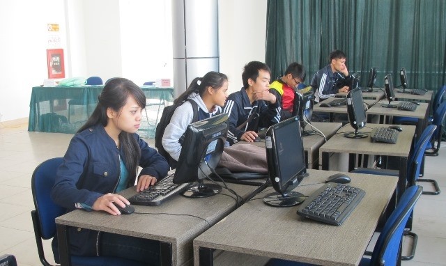 Học sinh, sinh viên tham gia một cuộc thi qua mạng (Ảnh minh họa: Báo Nhân Dân)