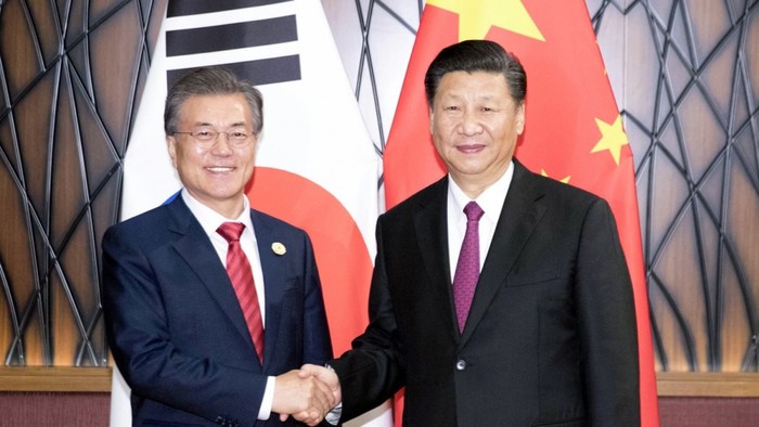 Tổng thống Hàn Quốc Moon Jae-in và Chủ tịch Trung Quốc Tập Cận Bình (Ảnh: AP)
