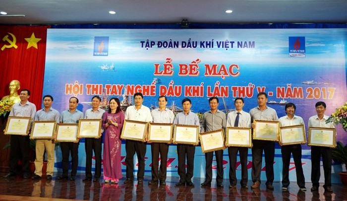 Đồng chí Nghiêm Thùy Lan - Chủ tịch Công đoàn Dầu khí Việt Nam trao Bằng khen và tặng thưởng 12 Công đoàn trực thuộc