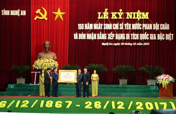 Phó Thủ tướng Vương Đình Huệ trao tặng Bằng xếp hạng Di tích quốc gia đặc biệt cho Khu lưu niệm Phan Bội Châu.