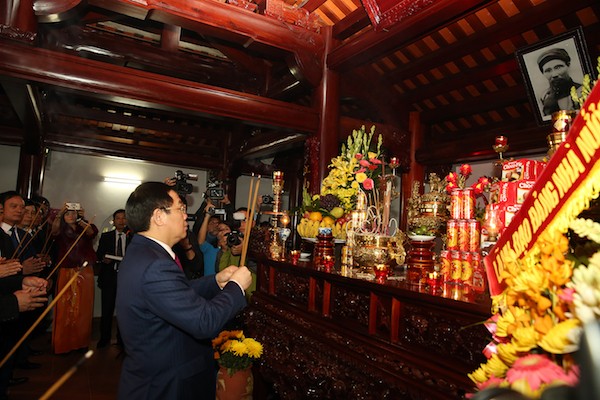 Phó Thủ tướng Vương Đình Huệ dâng hương tưởng niệm Chí sĩ yêu nước Phan Bội Châu