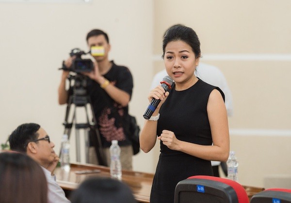 Nữ doanh nhân Trần Uyên Phương chia sẻ tại buổi giao lưu khởi nghiệp