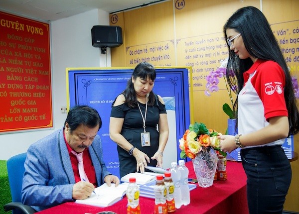 Ông Trần Quí Thanh ký tặng sách “Chuyện nhà Dr Thanh” cho top 45 thí sinh Hoa khôi sinh viên