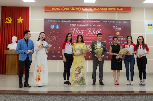 Các thí sinh tặng hoa cho các diễn giả tham gia chương trình giao lưu khởi nghiệp