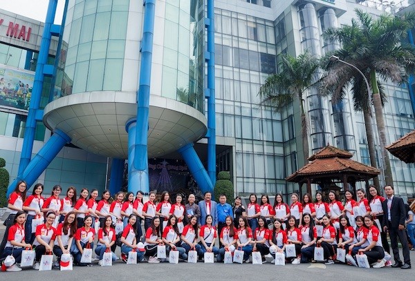 Top 45 thí sinh Hoa khôi sinh viên chụp hình lưu niệm cùng lãnh đạo Tập đoàn Tân Hiệp Phát