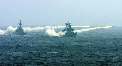 Hải quân Trung Quốc thực hiện các bài tập tấn công trong cuộc tập trận (Ảnh: scmp)