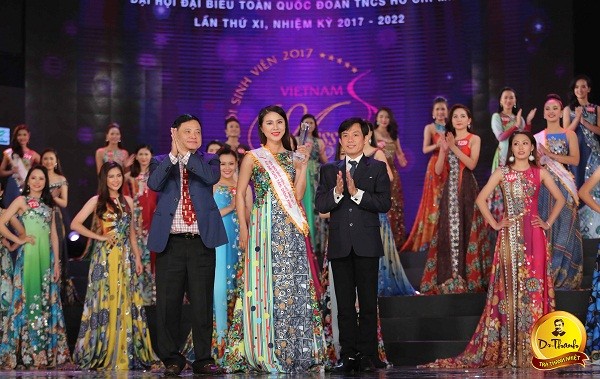 Thí sinh Lê Thị Hoài Phương nhận giải thưởng Nữ sinh viên mặc Áo dài “Tươi tắn dáng xinh”.
