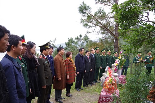 Đoàn du khách tới thắp hương viếng mộ Đại tướng Võ Nguyên Giáp.