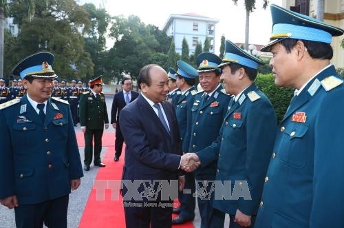 Thủ tướng Nguyễn Xuân Phúc với các cán bộ lãnh đạo Quân chủng Phòng không - Không quân tại Lễ đón. Ảnh: Thống Nhất/TTXVN