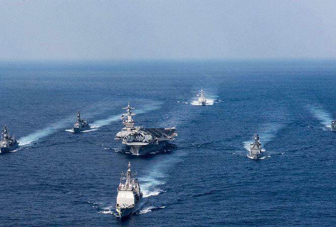 Một nhóm tàu chiến của Hoa Kỳ ở tây Thái Bình Dương (Ảnh: AP)