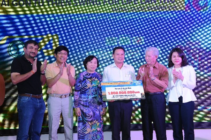 Phó Chủ Tịch Ủy ban nhân dân tỉnh Quảng Nam nhận biển tài trợ xây trường mầm non Sao Biển