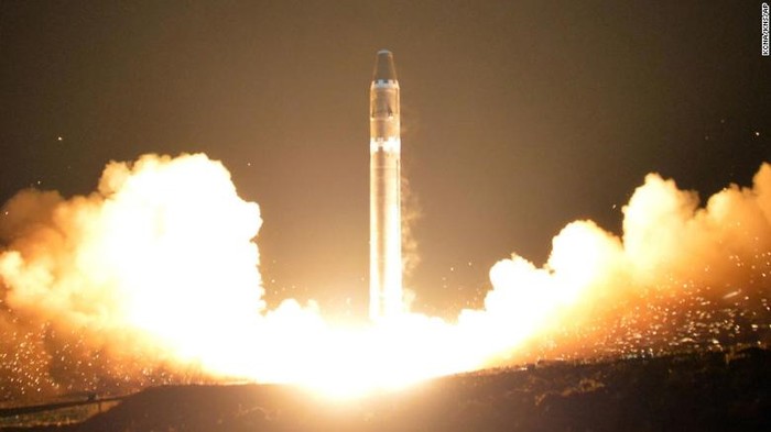 Tên lửa Hawsong-15 của Triều Tiên (Ảnh: AP)