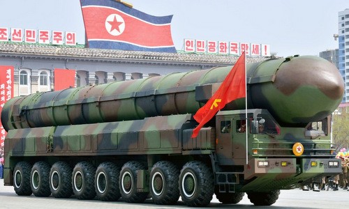 Tên lửa đạn đạo của Triều Tiên có thể mang đầu đạn hạt nhân (Ảnh: AP)