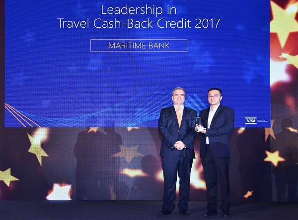 Đại diện Maritime Bank, ông Nguyễn Hữu Quang, Giám đốc Trung tâm Thẻ Maritime Bank nhận cúp từ Visa