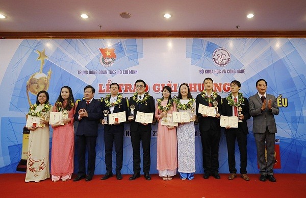 Ông Nguyễn Anh Tuấn - Bí thư Trung ương Đoàn, Chủ tịch Hội đồng giải thưởng và ông Trần Văn Tùng - Thứ trưởng Bộ Khoa học và Công nghệ trao giải Quả Cầu Vàng năm 2017 cho các cá nhân xuất sắc.