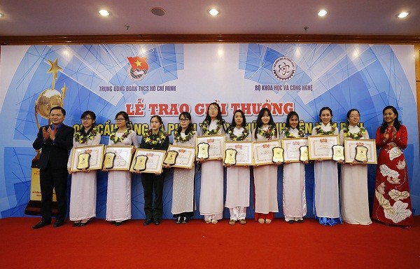 Bà Trần Uyên Phương – Phó Tổng giám đốc Tập đoàn Tân Hiệp Phát trao phần thưởng nữ sinh viên tiêu biểu trong lĩnh vực kỹ thuật lần thứ 19.