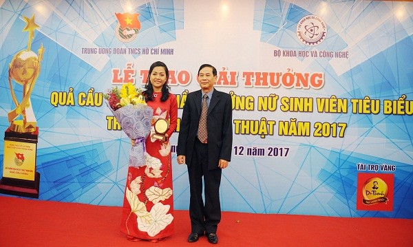 Bà Trần Uyên Phương nhận hoa và kỷ niệm chương từ Ban tổ chức chương trình.