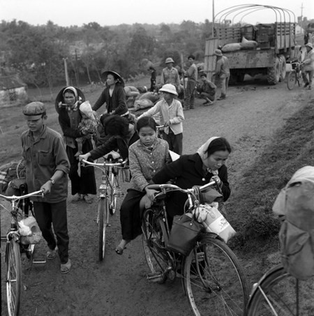 Phụ nữ, trẻ em và người già tạm rời Thủ đô đi sơ tán trong những ngày giặc Mỹ đánh phá ác liệt cuối tháng 12/1972. Ảnh: TTXVN.