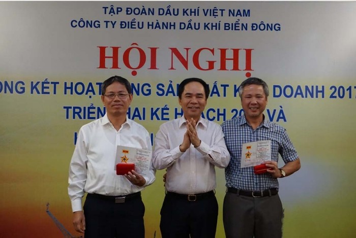 Phó Tổng giám đốc PVN - ông Nguyễn Quốc Thập trao kỷ niệm chương “Vì sự nghiệp Dầu khí” cho người lao động Biển Đông POC.