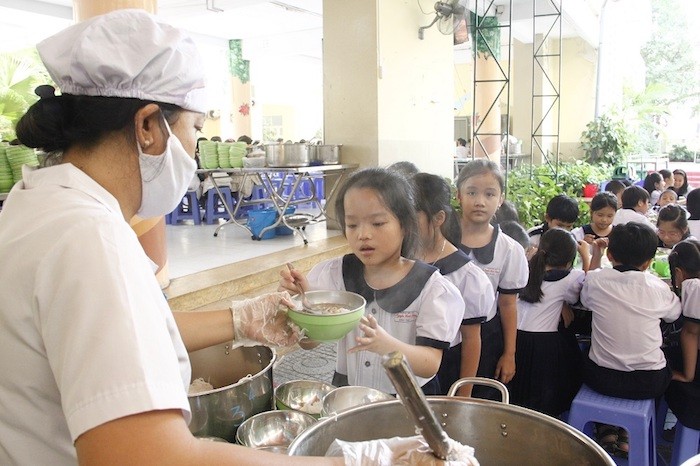 Bữa ăn của các em học sinh tại Trường Tiểu học Nguyễn Bỉnh Khiêm – một trong những trường đầu tiên triển khai Dự án Bữa ăn học đường