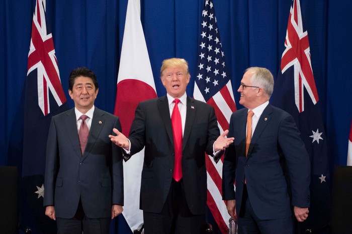 Thủ tướng Nhật Bản Shinzo Abe, Tổng thống Mỹ Donald Trump và Thủ tướng Australia Malcolm Turnbull trong cuộc gặp bên lề hội nghị ASEAN ở Philippines (Ảnh: AP)