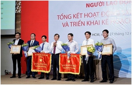 Các tập thể và cá nhân được trao tặng cờ thi đua và bằng khen của Tổng giám đốc Tập đoàn PVN.