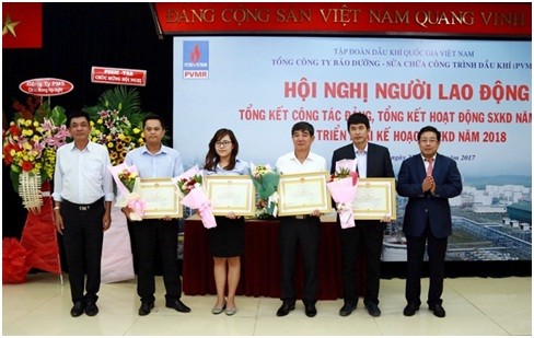 Đồng chí Phạm Xuân Cảnh, Phó Bí thư Thường trực Đảng ủy, Thành viên Hội đồng thành viên Tập đoàn Dầu khí Việt Nam tặng bằng khen của Tổng giám đốc PVN cho các tập thể xuất sắc.