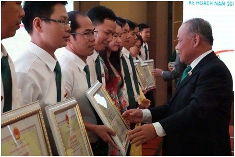 Ông Nguyễn Đức Thành, Bí thư Đảng ủy, Chủ tịch Hội đồng quản trị PVCFC trao bằng khen cho người lao động xuất sắc của PVCFC