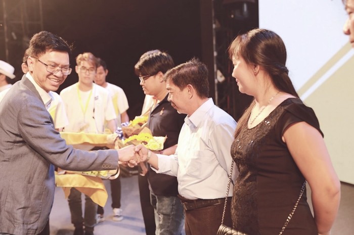 Ông Phan Quang Khang – giám đốc kinh doanh toàn quốc của ngành hàng bia, nước giải khát Masan trao tặng quà cho nhà phần phối và đại lý của bia Sư Tử Trắng.