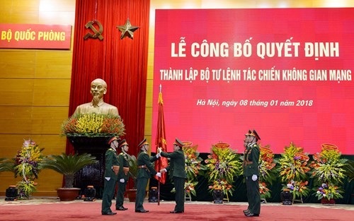 Đại tướng Ngô Xuân Lịch trao Quân kỳ Quyết thắng cho Bộ tư lệnh Tác chiến không gian mạng.