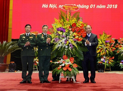 Thủ tướng Chính phủ Nguyễn Xuân Phúc tặng hoa chúc mừng Bộ tư lệnh Tác chiến không gian mạng.