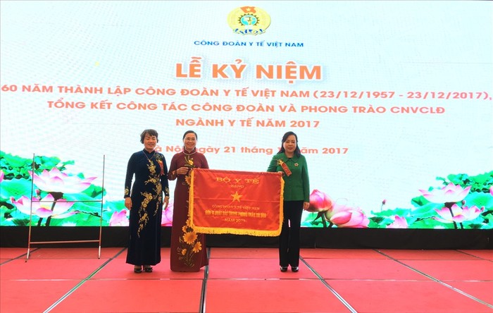 Bộ trưởng Bộ Y tế Nguyễn Thị Kim Tiến trao Cờ thi đua của Bộ Y tế cho Công đoàn Ngành Y tế Việt Nam. (Ảnh: moh.gov.vn)