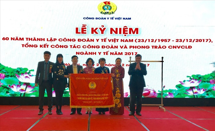 Ông Trần Thanh Hải, Phó Chủ tịch Thường trực Tổng Liên đoàn Lao động Việt Nam trao tặng bức trướng của Tổng Liên đoàn Lao động Việt Nam cho Công đoàn Y tế Việt Nam. (Ảnh: moh.gov.vn)