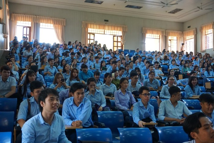 Sinh viên tham gia buổi sinh hoạt theo chuyên đề tại giảng đường Trường Cao đẳng Cộng đồng Cà Mau. (Ảnh: baocamau.com.vn)