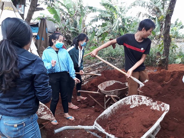 Các học sinh Trường Trung học phổ thông Trường Chinh (huyện Chư Sê, tỉnh Gia Lai) tham gia dự án. (Ảnh do tác giả cung cấp)