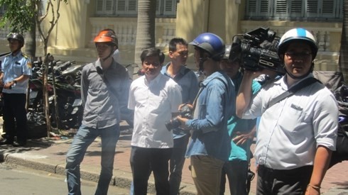 Ông Đoàn Ngọc Hải (áo trắng từ trái qua) trực tiếp chỉ đạo xử lý các vi phạm lấn chiếm vỉa hè (Ảnh: P.L/ Giaoduc.net.vn)