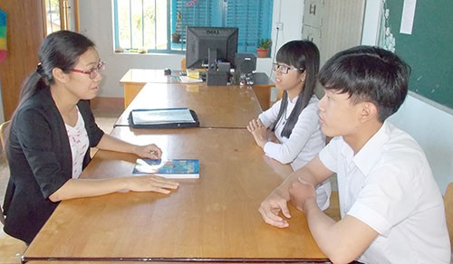 Hình ảnh minh hoạ giáo viên tư vấn cho học sinh trên trang thptquangbinh.hagiang.edu.vn.